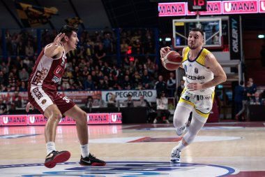 Alessandro Cappelletti (Tezenis Verona) and Derek Willis (Umana Reyer Venezia) during Italian Basketball A Serie  Championship Umana Reyer Venezia vs Tezenis Verona at the Taliercio in Venice, Italy, January 08, 2023 - Credit: Mattia Radon