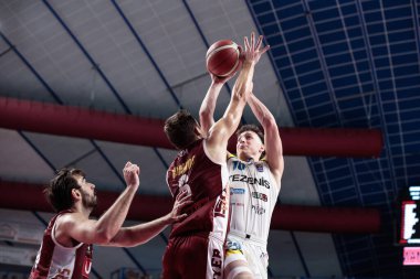 Davide Casarin (Tezenis Verona) and Michael Bramos (Umana Reyer Venezia) during Italian Basketball A Serie  Championship Umana Reyer Venezia vs Tezenis Verona at the Taliercio in Venice, Italy, January 08, 2023 - Credit: Mattia Radon