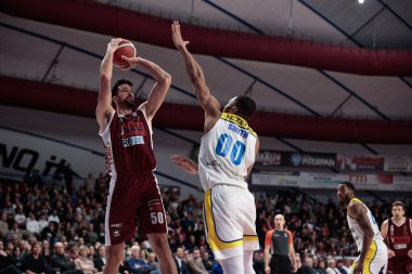 Mitchell Watt (Umana Reyer Venezia) and Taylor Smith (Tezenis Verona) during Italian Basketball A Serie  Championship Umana Reyer Venezia vs Tezenis Verona at the Taliercio in Venice, Italy, January 08, 2023 - Credit: Mattia Radon
