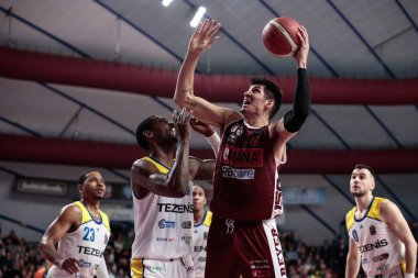 Derek Willis (Umana Reyer Venezia) and Aric Holman (Tezenis Verona) during Italian Basketball A Serie  Championship Umana Reyer Venezia vs Tezenis Verona at the Taliercio in Venice, Italy, January 08, 2023 - Credit: Mattia Radon