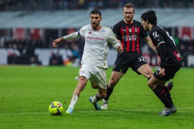 Lorenzo Pellegrini of AS Roma competes for the ball with Tommaso Pobega of AC Milan and Sandro Tonali of AC Milan during Serie A 2022/23 football match between AC Milan and AS Roma at San Siro Stadium, Milan, Italy on January 08, 2023 - Credit: Fabri