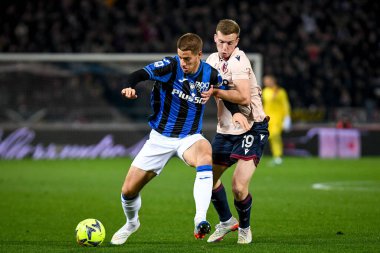 Atalanta's Mario Pasalic hindered by Bologna's Lewis Ferguson during italian soccer Serie A match Bologna FC vs Atalanta BC at the Renato Dall'Ara stadium in Bologna, Italy, January 09, 2023 - Credit: Ettore Griffon
