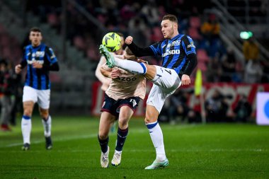 Atalanta's Teun Koopmeiners in action hindered by Bologna's Lewis Ferguson during italian soccer Serie A match Bologna FC vs Atalanta BC at the Renato Dall'Ara stadium in Bologna, Italy, January 09, 2023 - Credit: Ettore Griffon