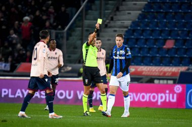 The referee of the match Marco Di Bello shows yellow card to Atalanta's Mario Pasalic after the foul on Bologna's Lewis Ferguson during italian soccer Serie A match Bologna FC vs Atalanta BC at the Renato Dall'Ara stadium in Bologna, Italy, January 0