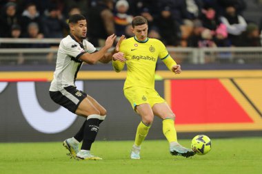 Simon Sohm of PARMA CALCIO competes for the ball with Robin Gosens of INTER during Italian football Coppa Italia match Inter - FC Internazionale vs Parma Calcio at the  San Siro stadium in Milan, Italy, January 10, 2023 - Credit: Luca Amedeo Bizzarr