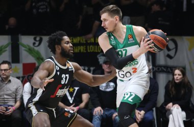 Edgaras Ulanovas (BC Zalgiris Kaunas) thwarted by Semi Ojeleye (Segafredo Virtus Bologna) during the Euroleague basketball championship match Segafredo Virtus Bologna Vs. BC Zalgiris Kaunas - Bologna, Italy, January 10, 2023 at Segafredo Arena - Phot