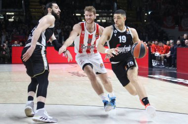 Iffe Lundberg (Segafredo Virtus Bologna) thwarted by Thomas Walkup (Olympiacos Piraeus) during the Euroleague basketball championship match Segafredo Virtus Bologna Vs. Olympiacos Piraeus - Bologna, January 12, 2022 at Segafredo Arena - Credit: Miche