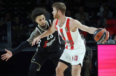 Thomas Walkup (Olympiacos Piraeus) thwarted by Daniel Hackett (Segafredo Virtus Bologna) during the Euroleague basketball championship match Segafredo Virtus Bologna Vs. Olympiacos Piraeus - Bologna, January 12, 2022 at Segafredo Arena - Credit: Mich