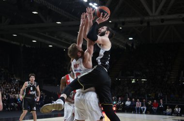 Tornike Shengelia (Segafredo Virtus Bologna) thwarted by Thomas Walkup (Olympiacos Piraeus) during the Euroleague basketball championship match Segafredo Virtus Bologna Vs. Olympiacos Piraeus - Bologna, January 12, 2022 at Segafredo Arena - Credit: M