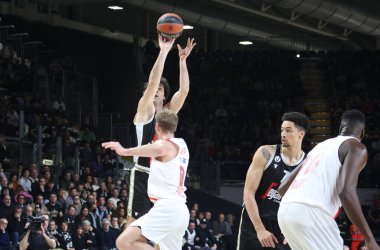 Milos Teodosic (Segafredo Virtus Bologna) thwarted by Thomas Walkup (Olympiacos Piraeus) during the Euroleague basketball championship match Segafredo Virtus Bologna Vs. Olympiacos Piraeus - Bologna, January 12, 2022 at Segafredo Arena - Credit: Mich