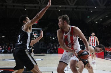 Sasha Vezenkov (Olympiacos Piraeus) c\Ismael Bako (Segafredo Virtus Bologna) during the Euroleague basketball championship match Segafredo Virtus Bologna Vs. Olympiacos Piraeus - Bologna, January 12, 2022 at Segafredo Arena - Credit: Michele Nucci/Li