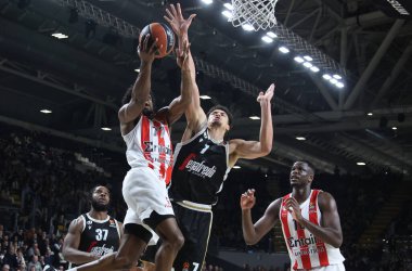 Ismael Bako (Segafredo Virtus Bologna) thwarted by Shaquielle Mckissic (Olympiacos Piraeus) during the Euroleague basketball championship match Segafredo Virtus Bologna Vs. Olympiacos Piraeus - Bologna, January 12, 2022 at Segafredo Arena - Credit: M