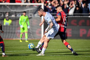 Alberto Cerri of Como 1907, Giorgio Altare of Cagliari Calcio during Italian soccer Serie B match Cagliari Calcio vs Como 1907 at the Unipol Domus in Cagliari, Italy, January 14, 2023 - Credit: Luigi Can