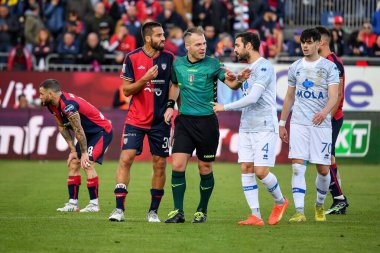 Leonardo Pavoletti of Cagliari Calcio, Francesc Fabregas i Soler of Como 1907 during Italian soccer Serie B match Cagliari Calcio vs Como 1907 at the Unipol Domus in Cagliari, Italy, January 14, 2023 - Credit: Luigi Can