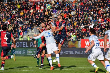 Leonardo Pavoletti of Cagliari Calcio, Francesc Fabregas i Soler of Como 1907 during Italian soccer Serie B match Cagliari Calcio vs Como 1907 at the Unipol Domus in Cagliari, Italy, January 14, 2023 - Credit: Luigi Can