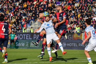 Leonardo Pavoletti of Cagliari Calcio, Francesc Fabregas i Soler of Como 1907 during Italian soccer Serie B match Cagliari Calcio vs Como 1907 at the Unipol Domus in Cagliari, Italy, January 14, 2023 - Credit: Luigi Can