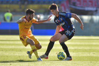 Pietro Beruatto (Pisa) thwarted by Giovanni Crociata (Cittadella) during Italian soccer Serie B match AC Pisa vs AS Cittadella at the Arena Garibaldi in Pisa, Italy, January 14, 2023 - Credit: Gabriele Masott