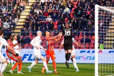 Michele Di Gregorio (AC Monza) during italian soccer Serie A match US Cremonese vs AC Monza at the Giovanni Zini stadium in Cremona, Italy, January 14, 2023 - Credit: Luca Rossin