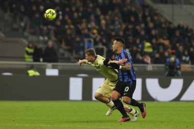 Lautaro Martinez of FC Internazionale competes for the ball with Pawel Dawidowicz of Hellas Verona FC during Serie A 2022/23 football match between FC Internazionale and Hellas Verona FC at Giuseppe Meazza Stadium, Milan, Italy on January 14, 2023 - 