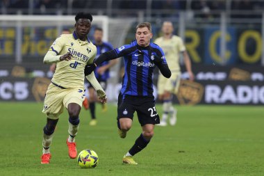 Nicolo Barella of FC Internazionale competes for the ball with Sulemana of Hellas Verona FC during Serie A 2022/23 football match between FC Internazionale and Hellas Verona FC at Giuseppe Meazza Stadium, Milan, Italy on January 14, 2023 - Credit: Fa