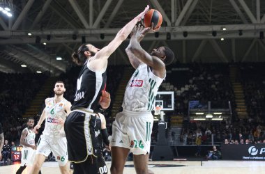 Dwaine Bacon (Panathinaikos Athens) thwarted by Isaia Cordinier (Segafredo Virtus Bologna) during the Euroleague basketball championship match Segafredo Virtus Bologna Vs. Panathinaikos Athens - Bologna, January 19, 2023 at Segafredo Arena - Credit: 