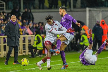 Torino's Singo Wilfried thwarted by Fiorentina's Nicolas Gonzalez during italian soccer Serie A match ACF Fiorentina vs Torino FC at the Artemio Franchi stadium in Florence, Italy, January 21, 2023 - Credit: Fabio Fagiolin