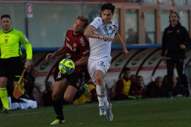 Gori Gabriele Reggina hindered by Valerio Mantovani Ternana during Italian soccer Serie B match Reggina 1914 vs Ternana Calcio at the Oreste Granillo stadium in Reggio Calabria, Italy, January 21, 2023 - Credit: Valentina Giannetton