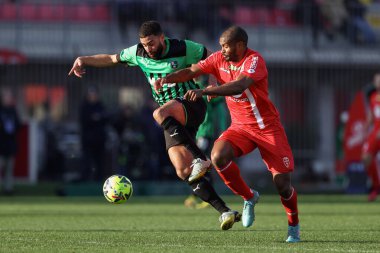 Gregoire Defrel of Sassuolo Calcio is challenged by Da Silva Marlon of AC Monza  during italian soccer Serie A match AC Monza vs US Sassuolo at the U-Power Stadium in Monza, Italy, January 22, 2023 - Credit: Francesco Scaccianoc