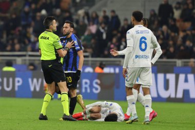Hakan Calhanoglu of FC Internazionale protests with Referee Antonio Rapuano during Serie A 2022/23 football match between FC Internazionale and Empoli FC at Giuseppe Meazza Stadium, Milan, Italy on January 23, 2023 - Credit: Fabrizio Carabelli/LiveMe