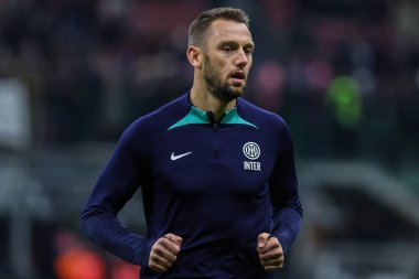 Stefan De Vrij of FC Internazionale warms up during Serie A 2022/23 football match between FC Internazionale and Empoli FC at Giuseppe Meazza Stadium, Milan, Italy on January 23, 2023 - Credit: Fabrizio Carabelli/LiveMedi