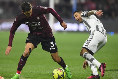 Domagoj Bradaric of US Salernitana  competes for the ball with Angel Di Maria of Juventus FC  during the Serie A match between US Salernitana 1919 v Juventus FC  at Arechi  Stadium  - Credit: Agostino Gemito/LiveMedi