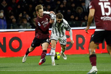 Fabio Miretti of Juventus Hans Nicolussi Caviglia of Salernitana  during italian soccer Serie A match US Salernitana vs Juventus FC at the Arechi stadium in Salerno, Italy, February 07, 2023 - Credit: AGN Fot