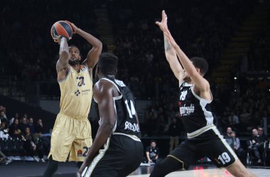 Cory Higgins (FC Barcelona) thwarted by Mouhammadou Jaiteh (Segafredo Virtus Bologna) during the Euroleague basketball championship match Segafredo Virtus Bologna Vs. 
FC Barcelona - Bologna, Italy, February 09, 2023 at Segafredo Arena - Credit: 