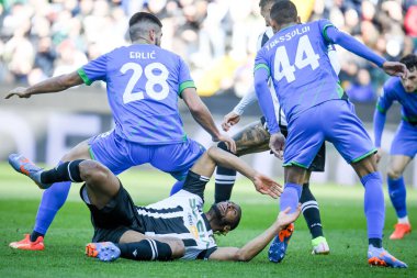 Udinese's Beto Betuncal hindered by Sassuolo's Martin Erlic during italian soccer Serie A match Udinese Calcio vs US Sassuolo at the Friuli - Dacia Arena stadium in Udine, Italy, February 12, 2023 - Credit: Ettore Griffon