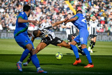 Udinese's Beto Betuncal in action against Sassuolo's Martin Erlic during italian soccer Serie A match Udinese Calcio vs US Sassuolo at the Friuli - Dacia Arena stadium in Udine, Italy, February 12, 2023 - Credit: Ettore Griffon