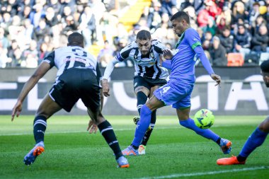 Udinese's Roberto Maximiliano Pereyra in action against Sassuolo's Ruan Tressoldi during italian soccer Serie A match Udinese Calcio vs US Sassuolo at the Friuli - Dacia Arena stadium in Udine, Italy, February 12, 2023 - Credit: Ettore Griffon