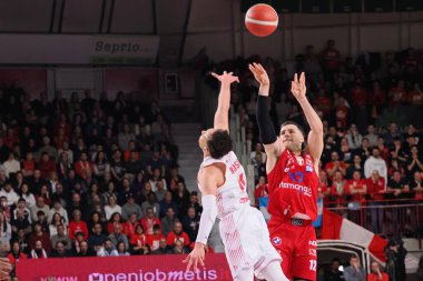 Billy Baron (EA7 Emporio Armani Olimpia Milano) thwarted by Colbey Ross (Pallacanestro Openjobmetis Varese)  during Italian Basketball A Serie  Championship Openjobmetis Varese vs EA7 Emporio Armani Milano at the Enerxenia Arena in Varese, Italy, Feb