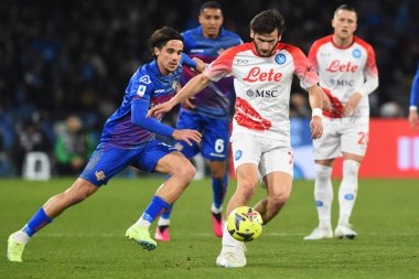 Khvicha Kvaratskhelia of SSC Napoli  competes for the ball with Leonardo Sernicola of US Cremonese  during the Serie A match between SSC Napoli v Cremonese SC at Diego Armando Maradona  Stadium  - Credit: Agostino Gemito/LiveMedi