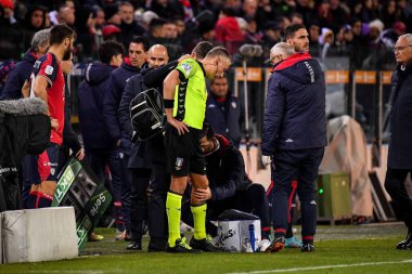 İtalyan futbolu serisi B maçında Paolo Valeri, Arbitro, Hakem, Infortune... Cagliari Calcio - Cagliari, İtalya 'daki Unipol Domus' ta Cagliari Calcio - Kredi: Luigi Can