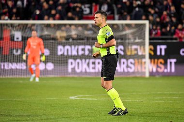 Marco Monaldi Arbitro, hakem, İtalya 'nın başkenti Cagliari' de oynanan İtalya futbol serisi B maçında Cagliari Calcio, Cenova CFC 'ye karşı.