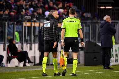 Paolo Valeri, Arbitro, Hakem, Marco Monaldi İtalyan futbolu serisi B maçında Cagliari Calcio-Genoa CFC maçı Cagliari, İtalya 'daki Unipol Domus maçında, 01 Mart 2023 - Fotoğraf: Luigi Can
