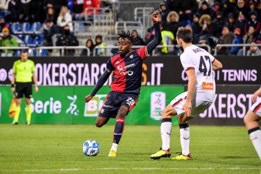 Cagliari Calcio takımından Antoine Makoumbou İtalya 'nın başkenti Cagliari' de oynanan Genoa CFC maçında Cagliari Calcio 'ya karşı.