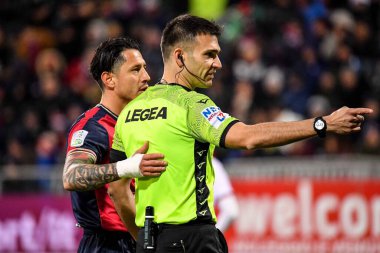 Cagliari Calcio 'dan Gianluca Lapadula, Marco Monaldi Arbitro, Hakem, İtalya futbol serisi B maçında Cagliari Calcio-Genoa CFC maçı sırasında Cagliari, İtalya' daki Unipol Domus 'ta, 01 Mart 2023 - Fotoğraf: Luigi Can