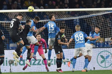 SS Lazio 'dan Alessio Romagnoli, Diego Armando Maradona Stadyumu' nda SSC Napoli ve SS Lazio arasında oynanan Serie A karşılaşmasında başkanla vuruş yaptı: