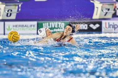 Veronica Gant (Ekipe Orizzonte) - Alessia Gattini (RN Florentia) - İtalyan Kadınlar Coppa Italia su topu çeyrek finalleri - Ekipe Orizzonte - RN Florentia 'ya karşı Polo Acquatico Frecciarossa, Roma, İtalya, 03 Mart 2023 - Fotoğraf: Luigi M