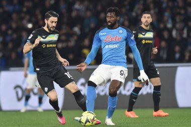 SSC Napoli 'den Andre' Anguissa, SS Lazio 'dan Luis Alberto ile Diego Armando Maradona Stadyumu' nda SSC Napoli ve SS Lazio arasında oynanan karşılaşma için yarışıyor - Fotoğraf: Agostino Gemito / LiveMedi