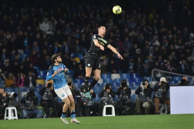 SS Lazio 'dan Felipe Anderson, SSC Napoli' den Khvicha Kvaratskhelia ile Diego Armando Maradona Stadyumu 'nda SSC Napoli ve SS Lazio arasında oynanan karşılaşma için yarışıyor.