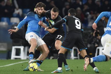 SSC Napoli 'den Khvicha Kvaratskhelia top için SSC Napoli' den Ciro Immobile (SS Lazio the Serie A) ile Diego Armando Maradona Stadyumu 'nda SSC Napoli ve SS Lazio arasında oynanan karşılaşma için yarışıyor.