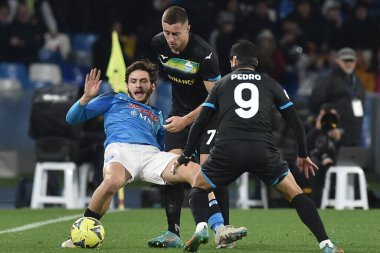 SSC Napoli 'den Khvicha Kvaratskhelia top için SSC Napoli' den Ciro Immobile (SS Lazio the Serie A) ile Diego Armando Maradona Stadyumu 'nda SSC Napoli ve SS Lazio arasında oynanan karşılaşma için yarışıyor.