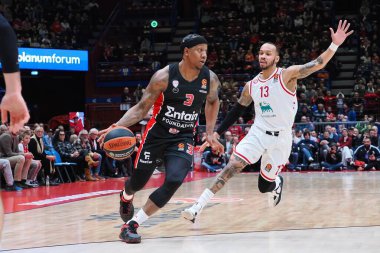 Isaiah Canaan (Olympiacos Piraeus), Basketbol Euroleague Şampiyonası EA7 Emporio Armani Milano ile Olympiacos Olimpiyatları 'nda Shabazz Napier (EA7 Emporio Armani Milano) tarafından engellendi.